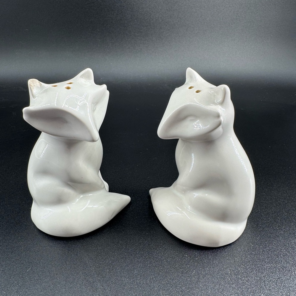 ๐ SOLD OUT ๐ White Fox Salt & Pepper Shakers by ๐๐๐ง๐๐จ๐๐ค๐ก๐ 2014 - Set of 2 - Picture 4 of 8